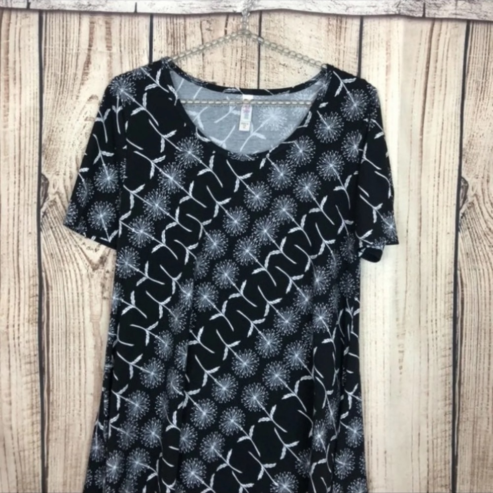 🔥5/$10🔥 LuLaRoe Black Printed Perfect T XS - Picture 2 of 7